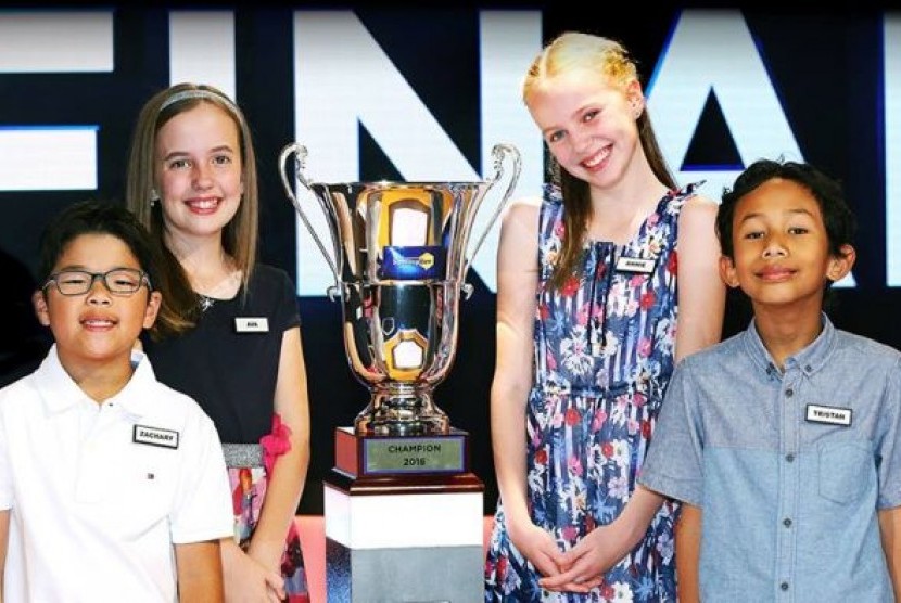 Tristan (kanan) dalam acara final The Great Spelling Bee.