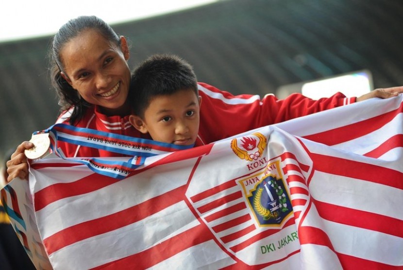 Rini Budiarti berfoto bersama anaknya seusai meraih emas PON XIX.