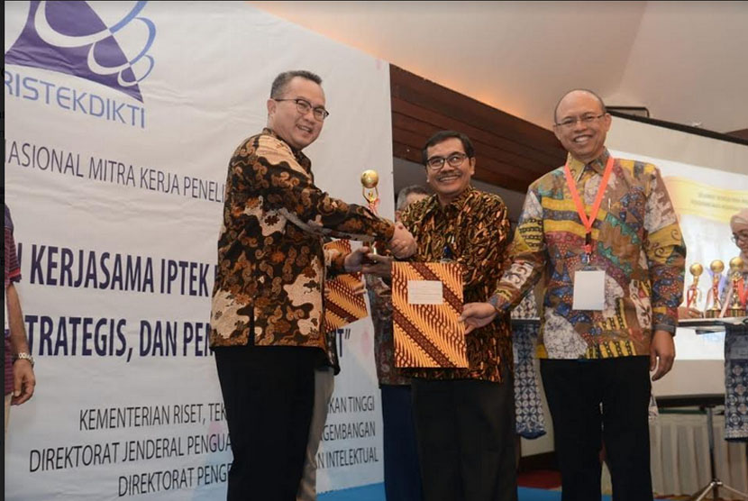 Trofi dan Piagam Penghargaan diserahkan Direktur Jenderal Penguatan Riset dan Pengembangan Dr. Muhammad Dimyati didampingi Direktur Pengelolaan Kekayaan Intelektual kepada Rektor Institut Pertanian Bogor (IPB) Dr. Arif Satria. 