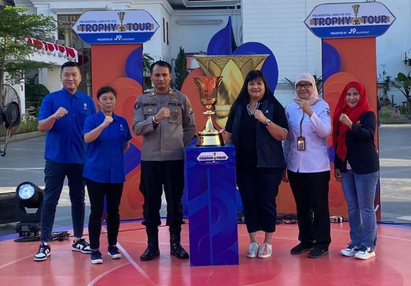 Trofi FIBA World Cup 2023 di Surabaya.