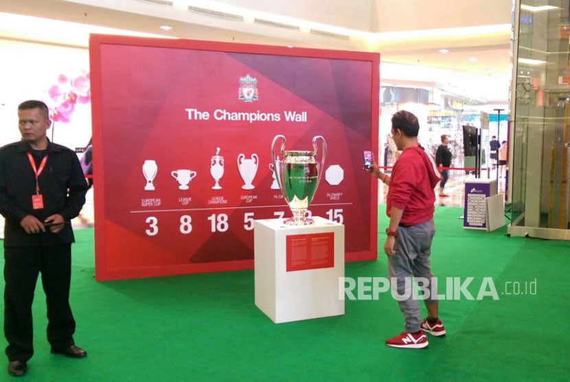 Trofi Liga Champions milik Liverpool dipajang di Mall Taman Anggrek, Jakarta, Kamis (8/3). Piala ini diraih Liverpool ketika menjuarai Liga Champions 2005 di Istanbul, Turki.