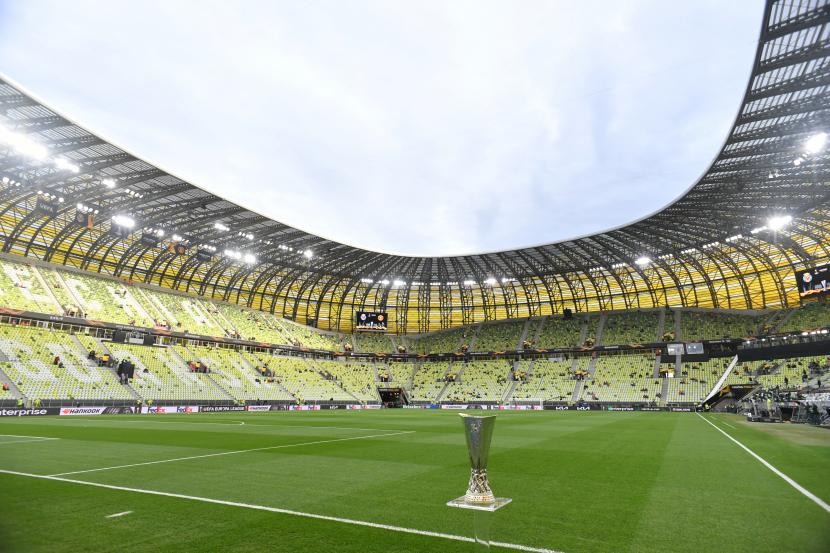 Trofi Liga Europa dipajang di tengah lapangan yang akan digunakan sebagai arena pertarungan para finalis, Villarreal dan Manchester United, Kamis (27/5).