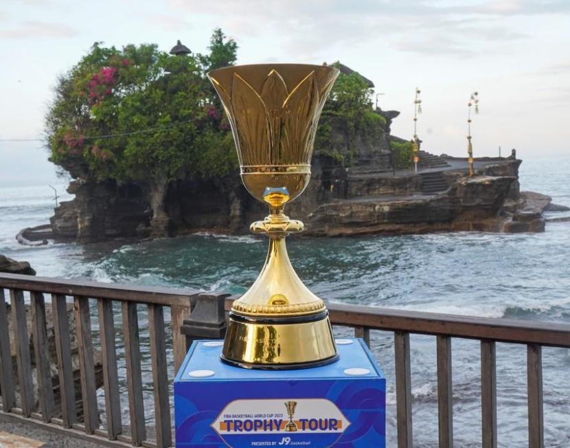 Trofi Naismith berada di Tanah Lot, Bali dalam agenda Trophy Tour FIBA World Cup 2023, Senin (31/7/2023).