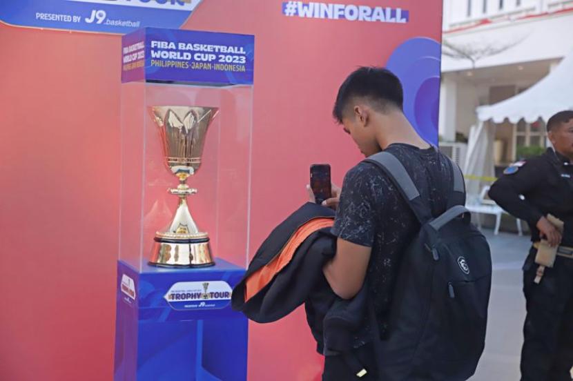 Trofi Piala Dunia Federation International Basketball (FIBA) Basketball World Cup 2023 dipamerkan di halaman Balai Pemuda, Kota Surabaya, Rabu (3/8/2023).
