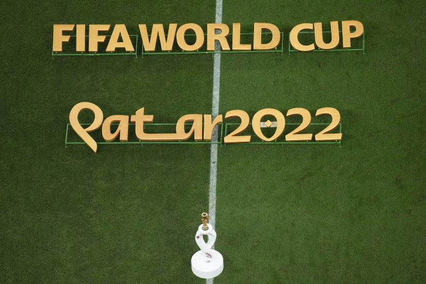 Trofi Piala Dunia 2022 di Qatar ditampilkan di laga final antara timnas Argentina versus Prancis di Stadion Lusail di Lusail, Qatar, Ahad (18/12/2022).