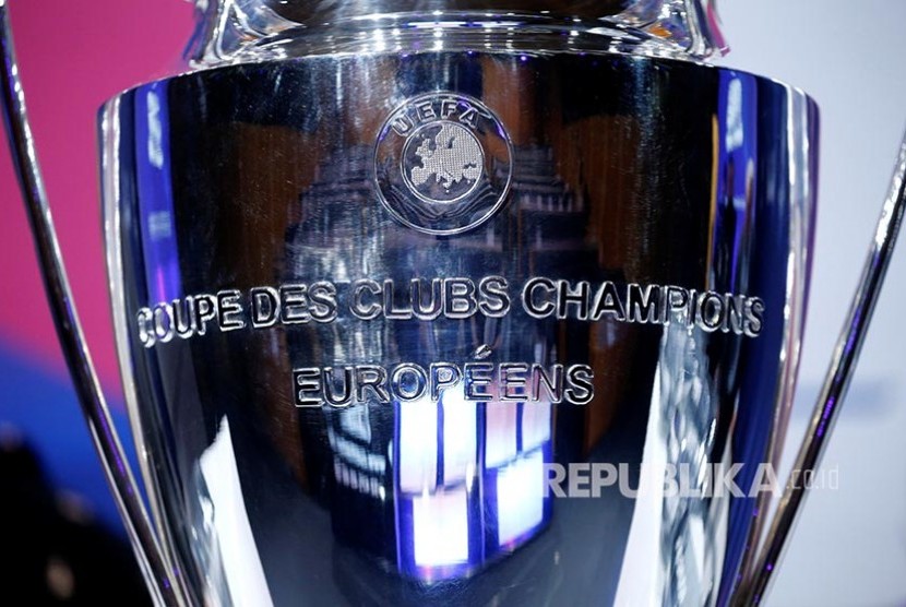 Trofi Liga Champions di  markas UEFA, Nyon, Switss. UEFA akan membahas kelanjutan nasib Liga Champions dan Liga Europa pada Rabu (1/4).