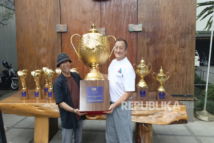 Trofi untuk Kontes Koi Internasional di Jepang buatan UMKM lokal