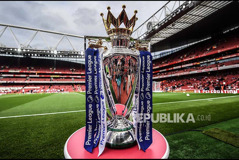 Trofi English Premier League dipamerkan menjelang pertandingan perdana antara Arsenal melawan Leicester City di London, Sabtu (11/8).