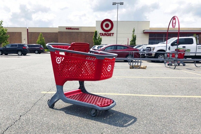 Troli belanja tak bertuan berdiri di tengah lapangan parkir sebuah pusat perbelanjaan di Marlborough, Massachusetts, Amerika Serikat, Senin (3/6). Pemerintah Amerika Serikat (AS) mencatat penjualan ritel naik 0,5 persen pada Mei 2019. 