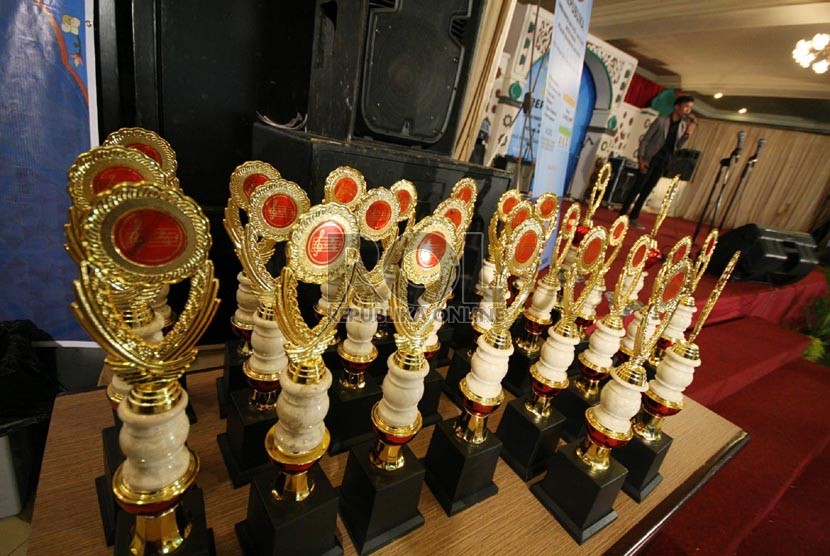   Trophy untuk para pemenang pada Festival Nasyid yang digelar Republika bekerjasama dengan iHAQI di Gedung Landmark, jalan Braga, Bandung, Kamis (2/5) malam.  (Republika/Edi Yusuf)