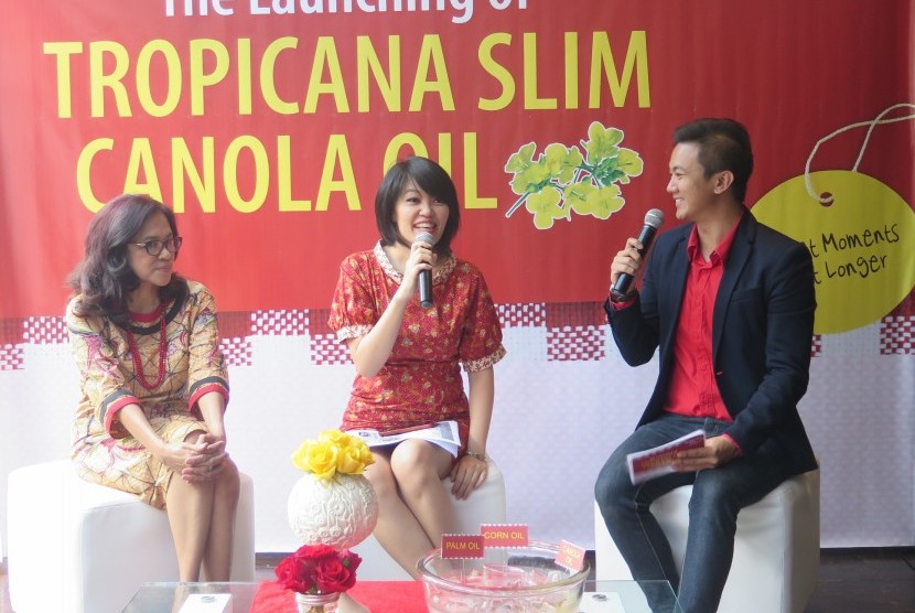 Tropicana Slim memperkenalkan produk terbarunya berupa minyak kanola, Rabu (13/5), di Jakarta.