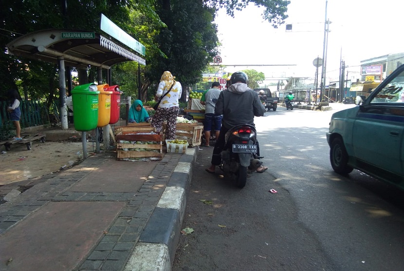 Trotoar di Jalan Raya Bogor, Ciracas,  Jakarta Timur kondisinya sangat semrawut dan tak bisa dilalui oleh pejalan kaki. Hal ini disebabkan banyaknya Pedagang Kaki Lima yang berjualan di trotoar ini. 