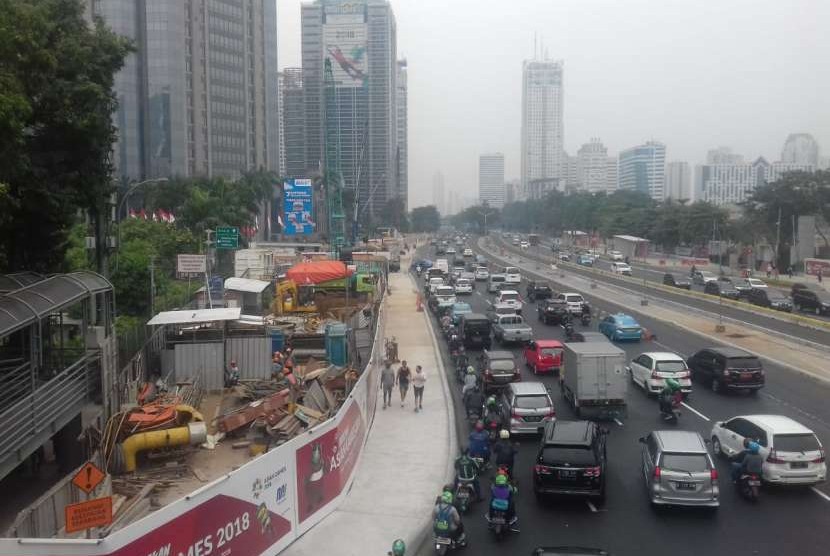 Trotoar Jalan Sudirman, Jakarta yang belum rampung menjelang Asian Games, Selasa (7/8). 