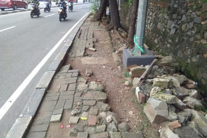 Trotoar untuk pejalan kaki di Jalan TB Simatupang,  Tanjung Barat, Jakarta Selatan kondisiya rusak dan ambles.