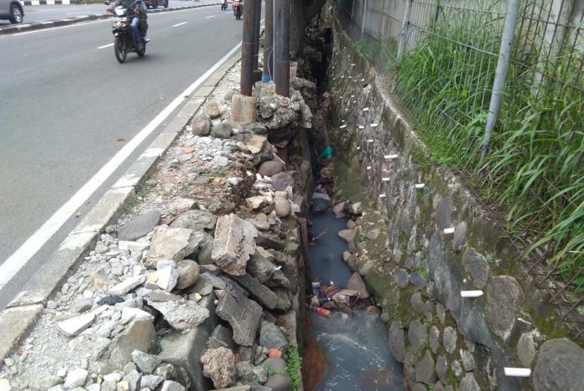 Longsor Jalan Deplu Raya Pondok Pinang Akibat Turap (Foto: ilustrasi jalan ambles)