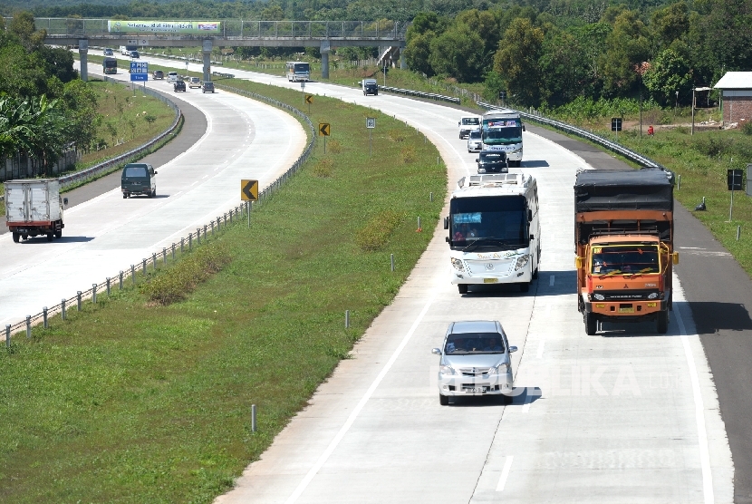 Truk angkutan barang melintas di ruas Tol Cipali, Jawa Barat, Kamis (30/6).  Ekosistem Logistik Nasional (NLE) akan melibatkan dunia usaha dalam proses logistik yang terintegrasi.(Republika/Wihdan)