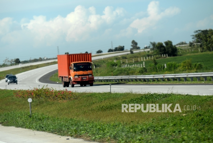 Truk angkutan barang melintas di ruas Tol Cipali, Jawa Barat. (Republika/Wihdan)