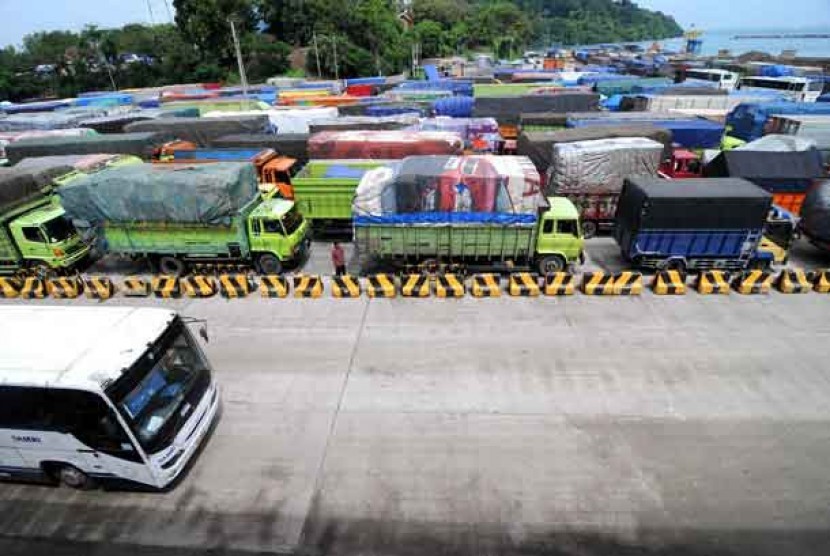 Truk angkutan barang menunggu antre masuk ke kapal roro di Pelabuhan Merak, Banten.  (ilustrasi)