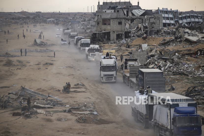 Truk bantuan kemanusiaan masuk melalui penyeberangan Kerem Shalom dari Mesir ke Jalur Gaza, di Rafah, Rabu, 22 Januari 2025, beberapa hari setelah kesepakatan gencatan senjata antara Israel dan Hamas mulai berlaku.