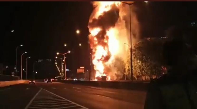 Truk BBM milik Pertamina terbakar hebat di Tol JORR arah Bandara Soekarno-Hatta, Jumat (18/11/2022) malam WIB.