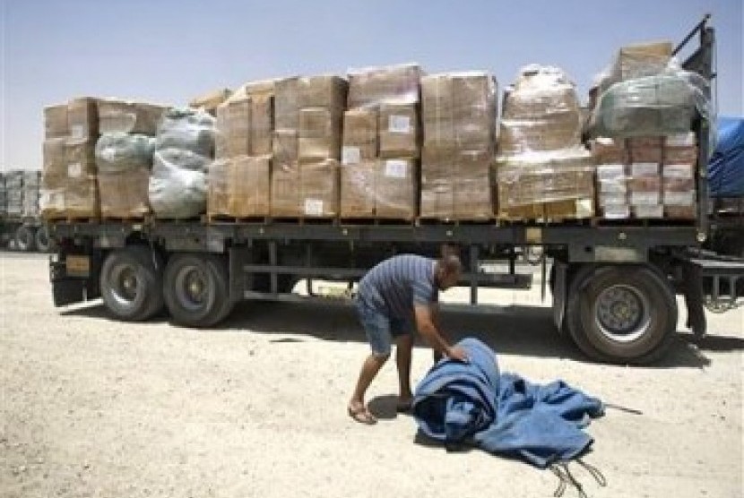 Truk bermuatan barang-barang tujuan Gaza menunggu di Kerem Shalom, perbatasan Israel dan Gaza, 22 Juni 2010.