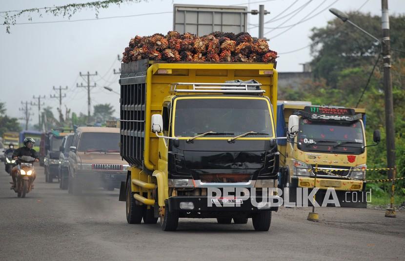 Truk bermuatan buah sawit melintas di Jalan Lingkar Timur, Jambi, Sabtu (9/4/2022). 