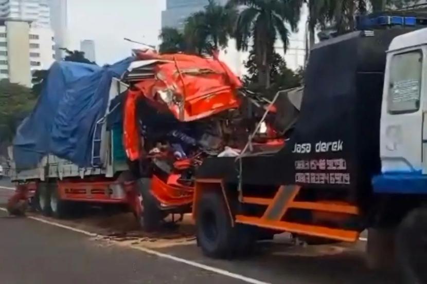  Truk bermuatan gypsum mengalami kecelakaan yang membuat bagian depan truk ringsek di Tol Dalam Kota KM5.600B, Jakarta Selatan, Kamis (26/9/2024).