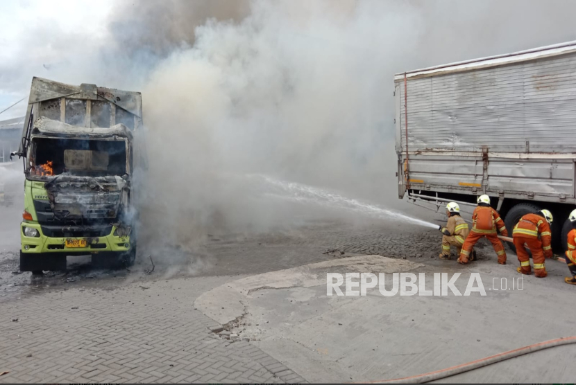 Truk ekspedisi berisi ratusan paket ludes terbakar di kantor JNE di Jalan Soekarno Hatta, Kelurahan Mekarmulya, Kecamatan Panyileukan, Kota Bandung, Selasa (31/12/2024) sore. Petugas yang mendapatkan laporan tersebut langsung memadamkan api. 