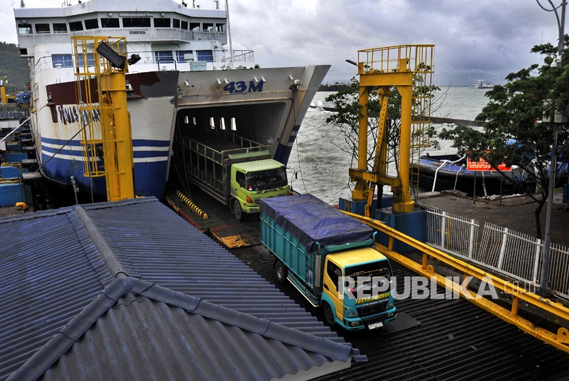 Truk keluar dari buritan kapal fery KMP Primas Kanaya sesaat tiba dari Lampung di Pelabuhan Merak, Banten, Senin (29/1). 