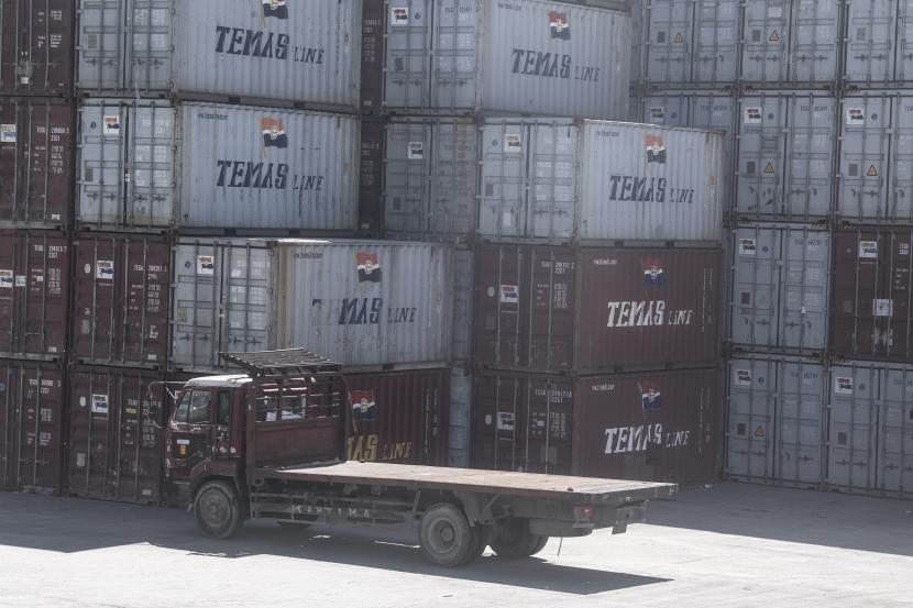 Truk kontainer menunggu proses bongkar muat di Pelabuhan Peti Kemas Jayapura, Papua, Jumat (27/8). Pemerintah berupaya mengembangkan infrastruktur dan memanfaatkan teknologi untuk mendukung peningkatan ekspor di Indonesia.