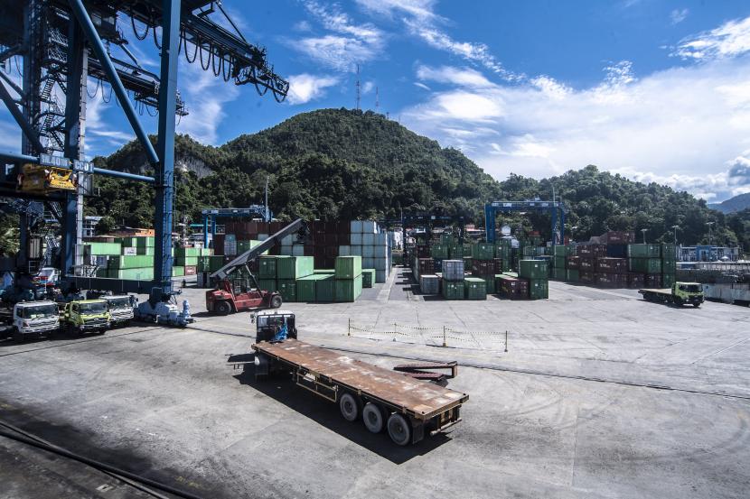 Truk kontainer menunggu proses bongkar muat di Pelabuhan Peti Kemas Jayapura, Papua, Jumat (27/8/2021). Badan Pusat Statistik Provinsi Papua mencatat ekspor Papua pada Juli 2021 senilai US$335,90 juta atau menurun sebesar 13,42 persen dibanding bulan sebelumnya yang senilai US$387,99 juta.