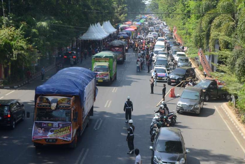 Truk logistik bantuan untuk korban gempa dan tsunami Palu-Donggala diberangkatkan di Makassar, Sulawesi Selatan, Kamis (4/10).