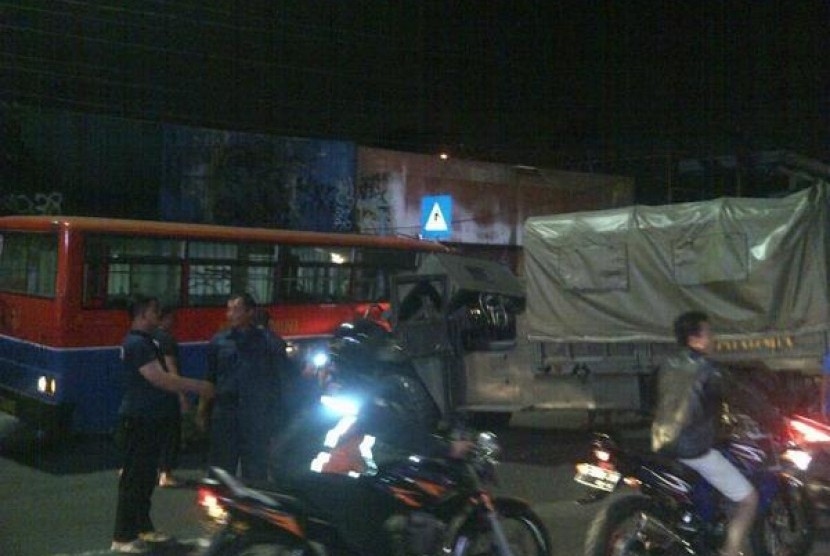 Truk marinir tabrak metromini di jalan warung buncit