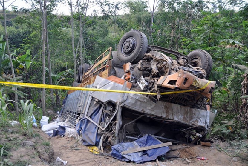 Truk masuk jurang (ilustrasi). Sopir truk bermuatan mie instan tewas di tempat, setelah truk yang dikemudikannya jatuh ke jurang sedalam 40 meter di Jalur alternatif Jonggol-Cianjur, Jawa Barat.