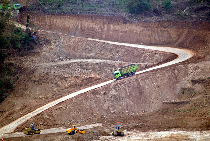 Truk melintas di lokasi proyek pembangunan ruas Tol Bawen-Salatiga di Tuntang, Kabupaten Semarang, Jawa Tengah, Rabu (11/11).