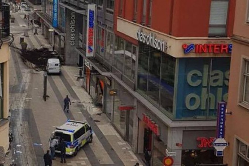 Truk menabrak sejumlah pejalan kaki di Jalan Drottninggatan, Stockholm, Swedia, Jumat (7/4)