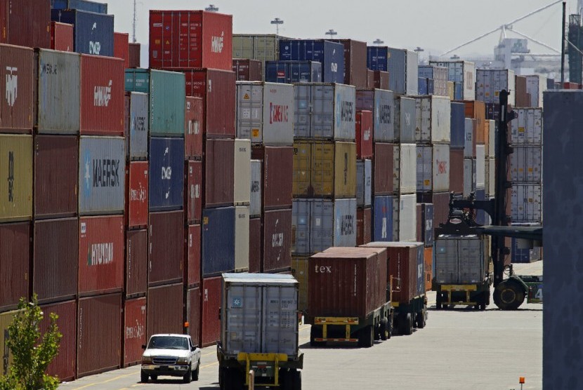 Truk mengangkut barang-barang di Pelabuhan Oakland, Kalifornia, Amerika Serikat. konomi dunia berpotensi mengalami resesi jika penyebaran virus Corona tak terkendali. Ilustrasi.