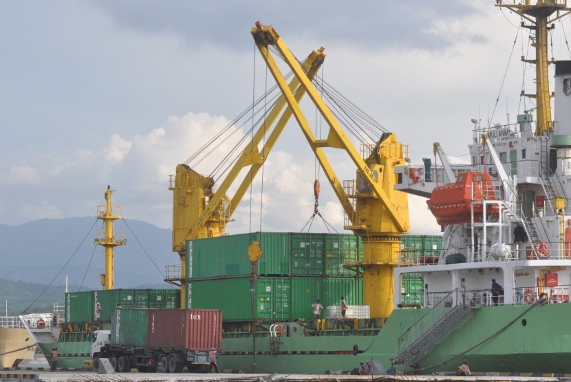 Truk mengangkut kontainer yang diturunkan dari atas kapal di Pelabuhan Pantoloan, Palu, Sulawesi Tengah, Jumat (30/11). Badan Pusat Statistik (BPS) mencatat, neraca perdagangan Indonesia pada Mei mengalami surplus 2,09 miliar dolar AS. 