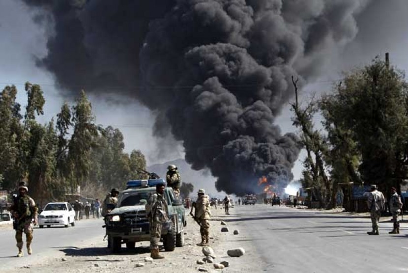 Truk Nato dibakar  di Afghanistan