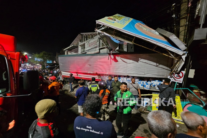 Truk pengangkut aki diduga mengalami rem blong di turunan Silayur, Jalan Prof Hamka, Ngaliyan, Kota Semarang, Kamis (21/11/2024). Truk menubruk beberapa kios dan menyebabkan dua orang meninggal dan tiga lainnya luka-luka.