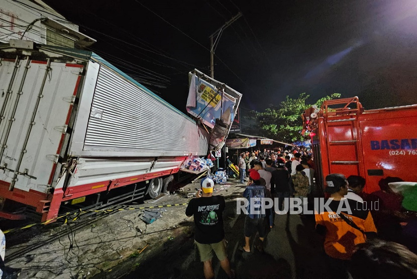 Truk pengangkut aki diduga mengalami rem blong di turunan Silayur, Jalan Prof Hamka, Ngaliyan, Kota Semarang, Kamis (21/11/2024). Truk menubruk beberapa kios dan menyebabkan dua orang meninggal dan tiga lainnya luka-luka.