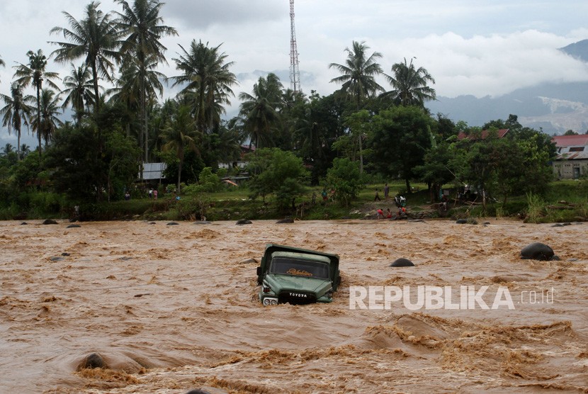 Truk pengangkut batu yang berada di tengah sungai Batang Kuranji terseret banjir (ilustrasi) 