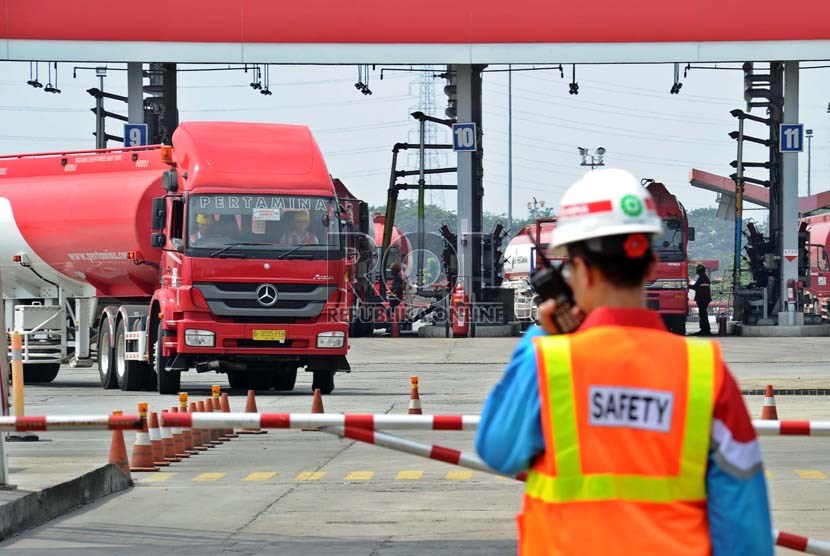  Truk pengangkut BBM berjalan keluar usai mengisi pasokan tangki di Terminal Pertamina, Jakarta, Rabu (31/7).  (Republika/ Tahta Aidilla)