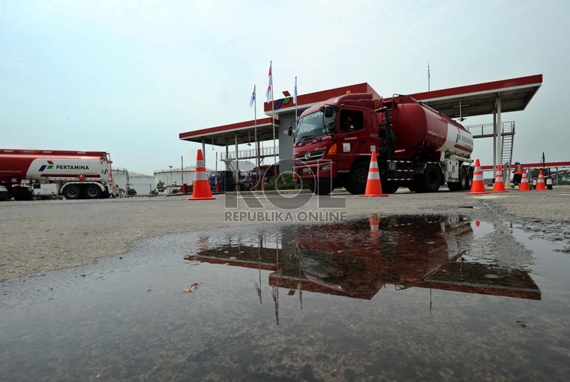  Truk pengangkut BBM usai mengisi pasokan tangki di Terminal Pertamina, Jakarta, Rabu (31/7).  (Republika/ Tahta Aidilla)