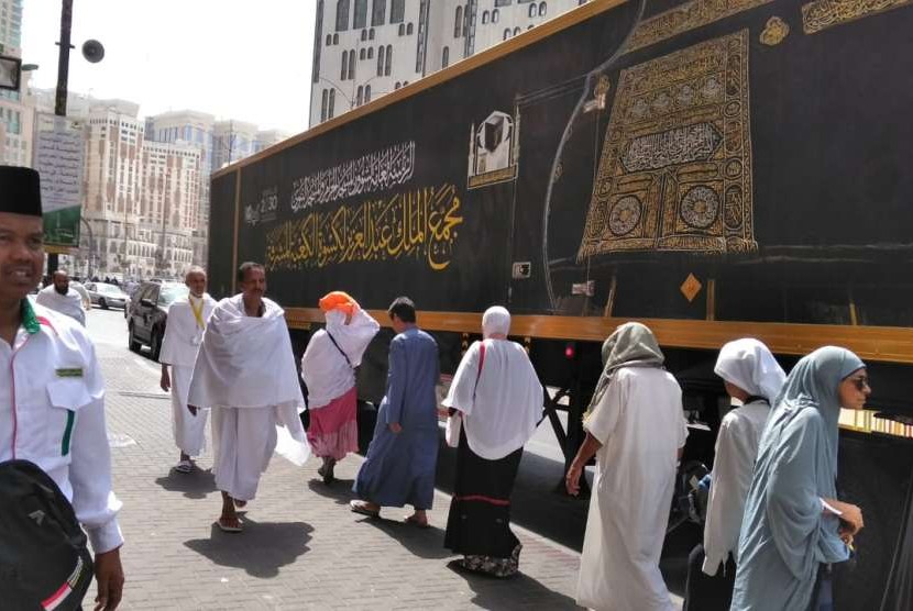 Truk pengangkut kiswah Ka'bah terparkir di samping hotel Le meridien dekat Masjid al Haram pada Senin (13/8).
