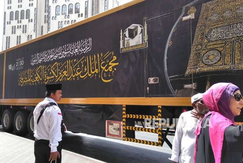 Truk pengangkut kiswah Ka'bah terparkir di samping hotel Le meridien dekat Masjid al Haram pada Senin (13/8)
