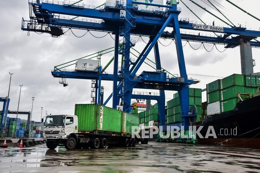 Truk pengangkut kontainer melintas di Pelabuhan Yos Sudarso, Kota Ambon, Maluku, Jumat (2/7). Badan Pusat Statistik (BPS) menyampaikan negara dagang perdagangan barang Indonesia sepanjang September 2021 kembali mencatatkan surplus 4,37 miliar dolar AS. 
