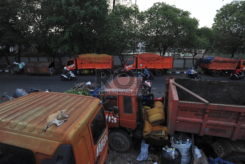 Truk pengangkut sampah mengantre di Tempat Pembuangan Sampah Sementara kawasan Kalibata, Jakarta Selatan, Rabu (4/10).Republika/Edwin Dwi Putranto