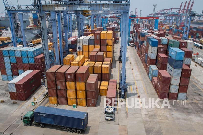 Truk peti kemas melintas di kawasan IPC Terminal Peti Kemas Pelabuhan Tanjung Priok, Jakarta, Selasa (26/10). Badan Pusat Statistik (BPS) mencatat kinerja ekspor pada kuartal III 2021 sebesar 61,42 miliar dolar AS. 