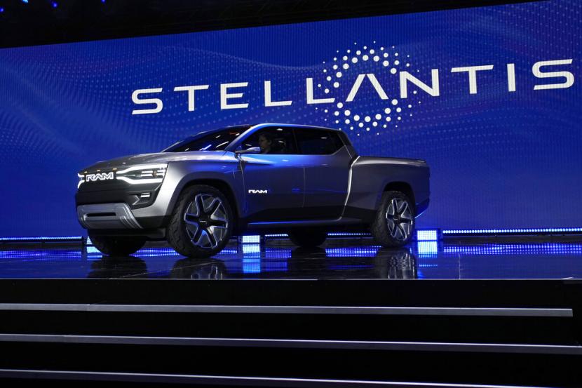 Truk pickup bertenaga baterai listrik Ram 1500 Revolution ditampilkan di atas panggung selama keynote Stellantis di acara teknologi CES Kamis, 5 Januari 2023, di Las Vegas.